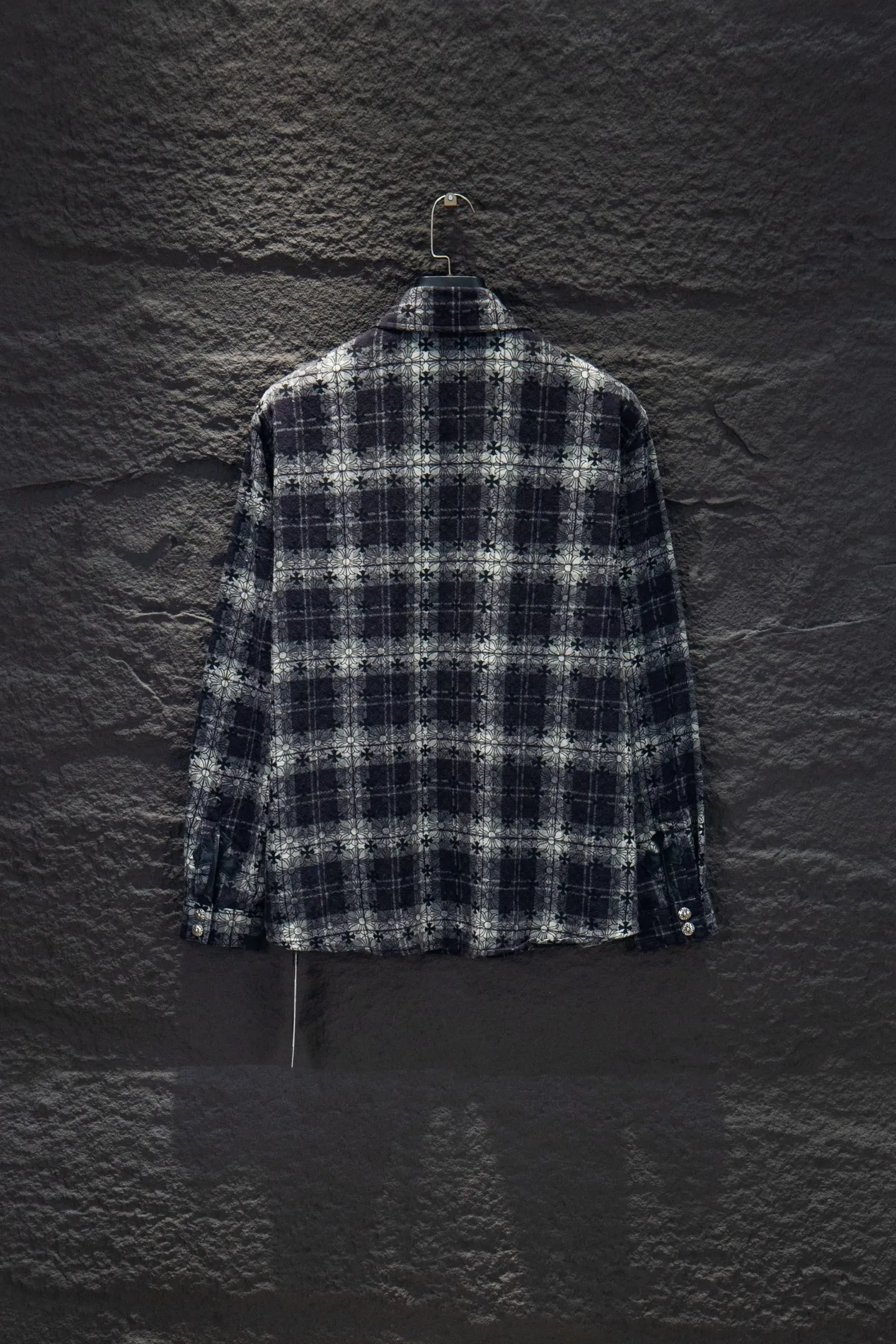 P260 ChromeHearts Chrome Hearts printed cuffs and leather plaid shirt. Customized jacquard fabric, you can wear it in various styles. This genderless shirt is a must-have for nightclubs. It can be worn as a jacket for both men and women. It can be easily worn by both men and women!  The plaid shirt that I have been thinking about has arranged for you to check in with plaid fans! The original loose fit is made of high-quality pure cotton fabrics. The fabric pattern is high-definition and delicate without burrs. It is comfortable and breathable to wear. All the buttons are molded and customized. It is casual and fashionable and can be matched with any bottoms. It can be windproof and sunproof in spring and summer. It can be worn inside or outside in autumn and winter! Easily concave shape makes you look slimmer and taller, perfect for both men and women! Customized main label, accessories, fully washable, whole body wiring, quality control, no heads!  Luxurious dark high street, Hollywood luxury goods, 25SS latest couples leather cross short-sleeved T-shirts, all reflect their own unique style! Made of thick black cotton, goatskin appliqués, hand-sewn custom metal hardware, and silicone varnish printing, multiple materials collide to create a unique texture. It also incorporates ChromeHearts medieval-style Sanskrit fonts and classic horseshoes, creating a unique and charming dark texture under the graceful arcs and all-black shadows, full of artistic sense!  Color: Black Blue Black Size: S M L XL